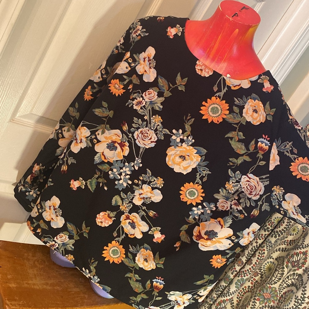 Ava & Viv Black Floral Blouse - Picture 10 of 13
